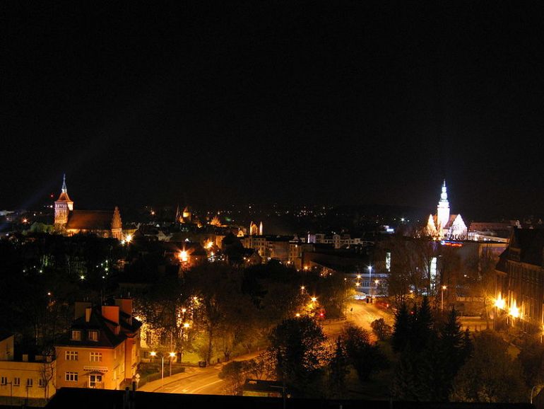 Olsztyn nocą, fot. Mazaki (źródło: Wikimedia Commons - CC BY 3.0)
