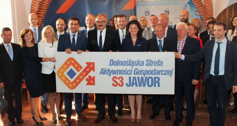 Ceremonial signage of agreement for building of DSAG – S3 Jawor (source:http://lsse.eu/news/nowe-mozliwosci-dla-jawora-porozumienie-podpisane/)