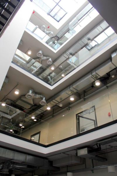  - Centralnym miejscem nowego biurowca YouNick jest szerokie atrium na styku wszystkich kondygnacji, w którym zawieszono 5 ogólnodostępnych salek spotkań. 