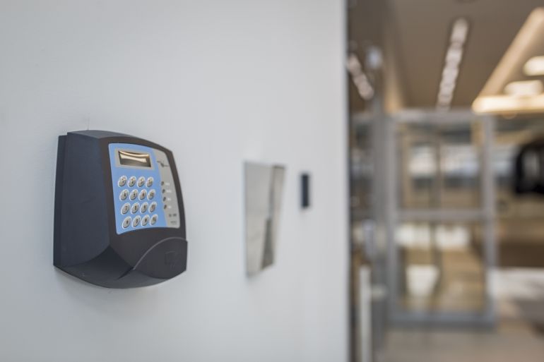 Dostępu do Jagiellońskiego Centrum Innowacji broni bramka ulokowana przy drzwiach wejściowych do budynku