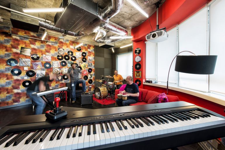 Pokój muzyczny w siedzibie Google w Dublinie, fot. P. Wurmli