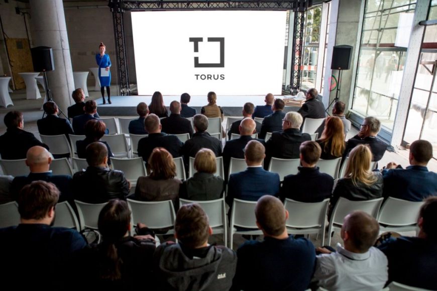  - Zawieszenie wiechy na Argonie było też okazją do zaprezentowania nowego logotypu firmy Torus.