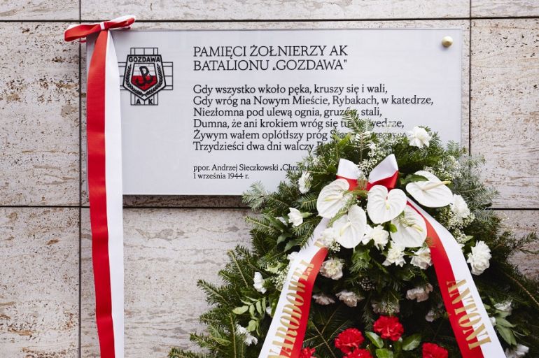Uroczyste odsłonięcie tablicy, upamiętniającej walki powstańczego batalionu, na ścianie budynku Plac Zamkowy – Business with Heritage.