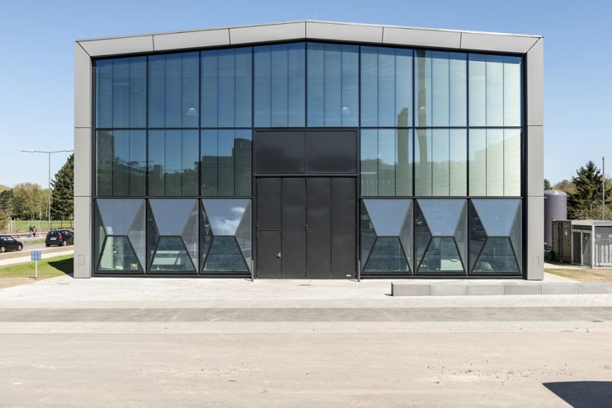  - Spektakularny efekt: fasada parametryczna Schüco na południowej elewacji Fabryki Przyszłości ETA-Fabrik na terenie Uniwersytetu Technicznego w Darmstadt (Fot.: Schüco)