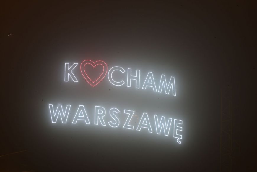  - Napis jest prezentem dla mieszkańców Warszawy od Fundacji Sztuka w Mieście, powołanej przez firmę Ghelamco