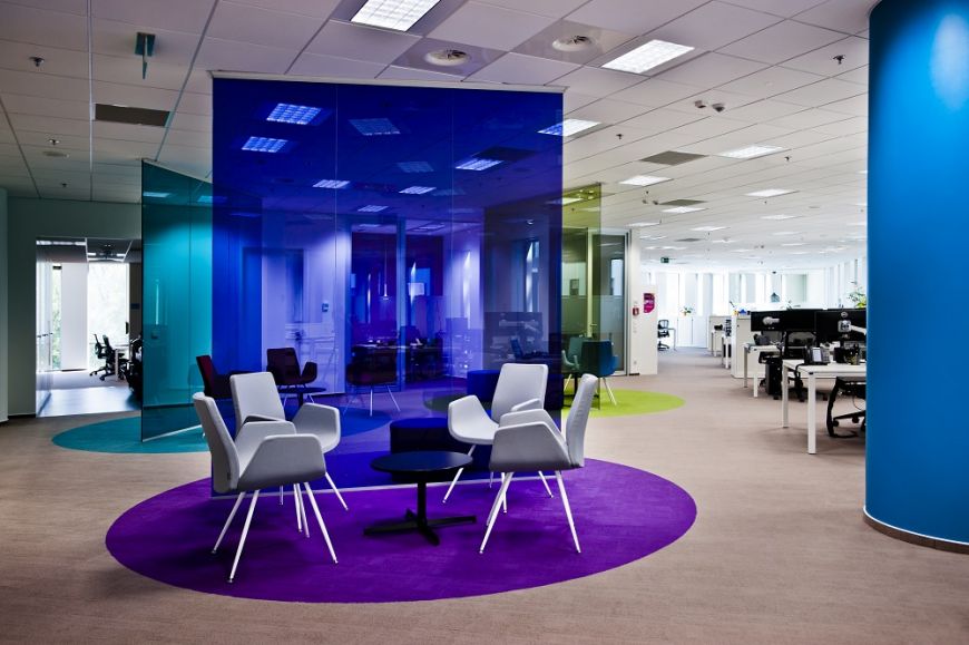  - The leitmotif of the new office of AECOM is multicolored glass wall (pic press materials)