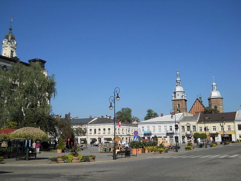 Rynek w Nowym Sączu, © Źródło: http://pl.wikipedia.org/wiki/Nowy_S%C4%85cz, fot. Fmbar22, licencja: [CC-BY-SA 3.0 Deed]