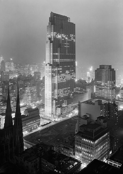  - Rockefeller Plaza, zdjęcie z 1933 roku, © Źródło: en.wikipedia.org/wiki/GE_Building, fot. Samuel Herman Gottscho, licencja: [CC-BY-SA 3.0 Deed]  