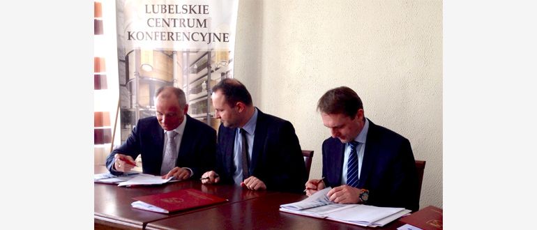 From left to right: Jacek Sobczak, Deputy Marshal  of Lublin Voivodship, Krzysztof Hetman, Marshal of Lublin Voivodship and Dariusz Blocher, President of the Management Board of Budimex SA.