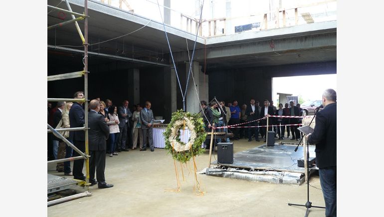 Zdjęcie wykonano podczas uroczystości zawieszenia wiechy nad Centrum Kowale