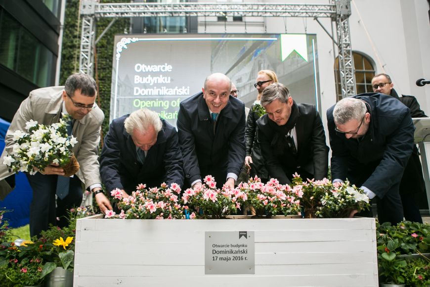  - Podczas oficjalnej ceremonii zamiast przecinania wstęgi symbolicznie zasadzono rośliny, które ozdobią dziedziniec.