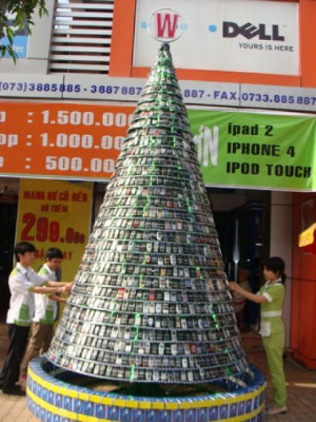  - Christmas tree made from cellphones in Vietnam, source: tech.wp.pl