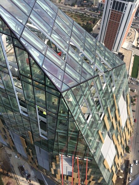  - Na najwyższym piętrze wieżowca Allianz Tower zlokalizowano podniebne ogrody "Sky Gardens" (zdjęcie wykonane podczas montażu). fot. Schüco
