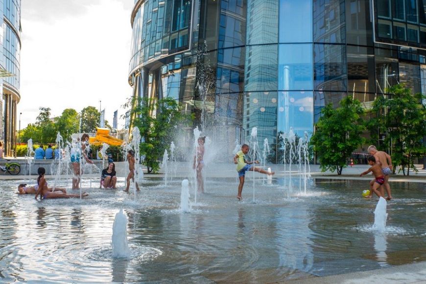  - Plac Europejski wypełniają unikalne instalacje wodne, fontanny oraz zieleń.