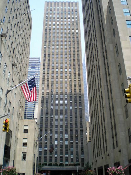  - Rockefeller Plaza, © Source: http://pl.wikipedia.org/wiki/Rockefeller_Center, fot. Urban, licencja: [CC-BY-SA 3.0 Deed]  