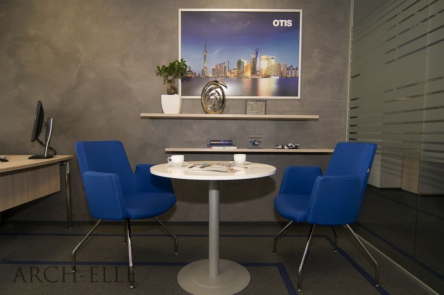  - Wzór wykładziny dla całego biura został zaprojektowany przez pracownię. W przypadku gabinetów, są to dwa niebieskie paski w kształcie prostokąta. 