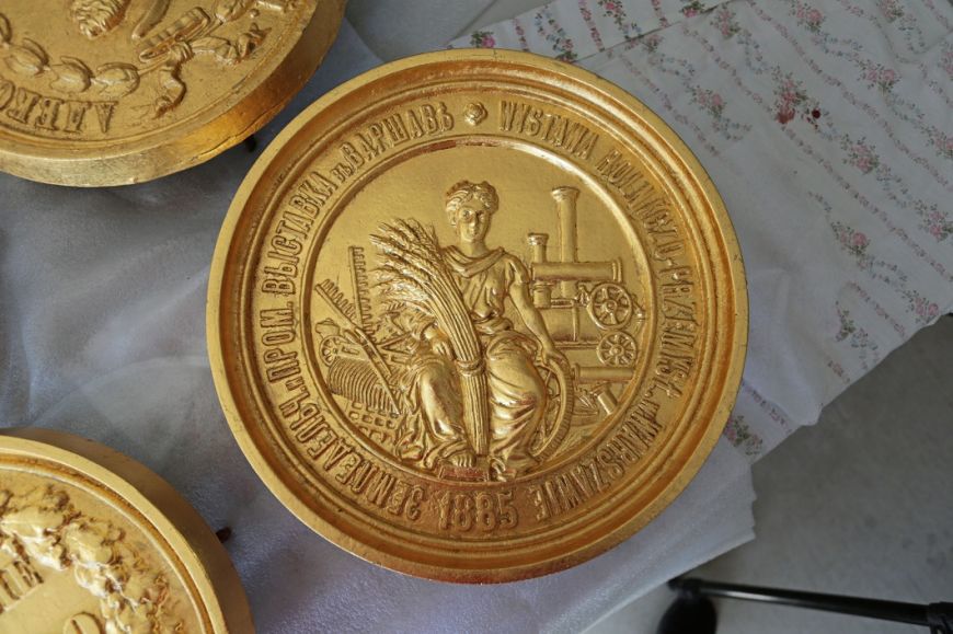  - Medaliony, które zdobiły fasadę fabryki fortepianów Calisia.