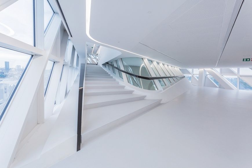  - Przemyślany układ wypełnień przeziernych  i nieprzeziernych pozwolił na wykreowanie jasnych, bardzo futurystycznych wnętrz (Fot. Schüco)