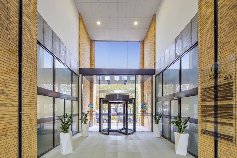 ZEFIR - POMERANIA OFFICE PARK - Wejście do budynku ZEFIR w kompleksie POMERANIA OFFICE PARK