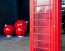 Wejście do budynku ozdabiają wielkie, czerwone bombki oraz budka telefoniczna w angielskim stylu