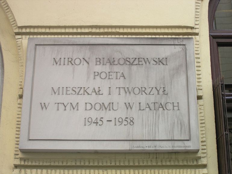 Tablica poświęcona Mironowi Białoszewskiemu na kamienicy przy ul. Poznańskiej 37 w Warszawie, © Źródło: http://pl.wikipedia.org/wiki/Miron_Bia%C5%82oszewski, fot. Mateusz Opasiński, licencja: [CC-BY-SA 3.0 Deed]