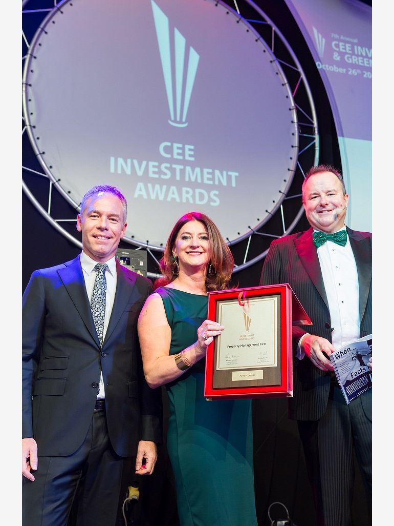 Justyna Kur odbiera nagrodę podczas konkursu CEE Investment & Green Building Awards 2017