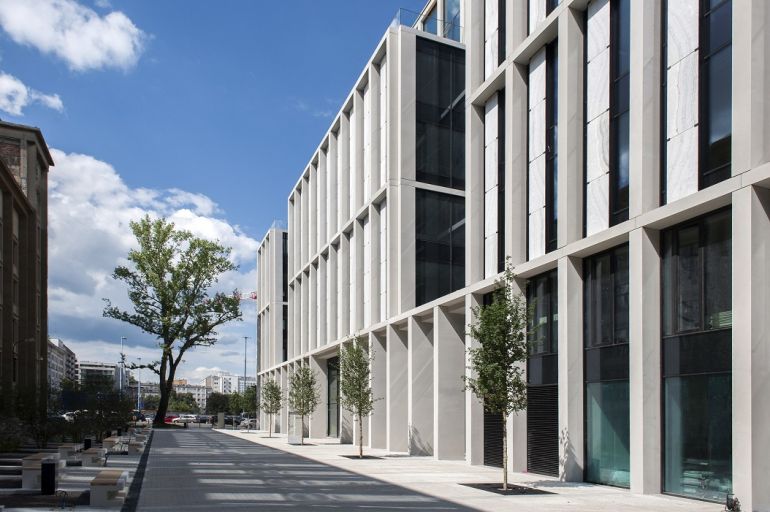 Pasaż przed biurowcem Nowogrodzka Square (źródło: materiały prasowe Yareal)