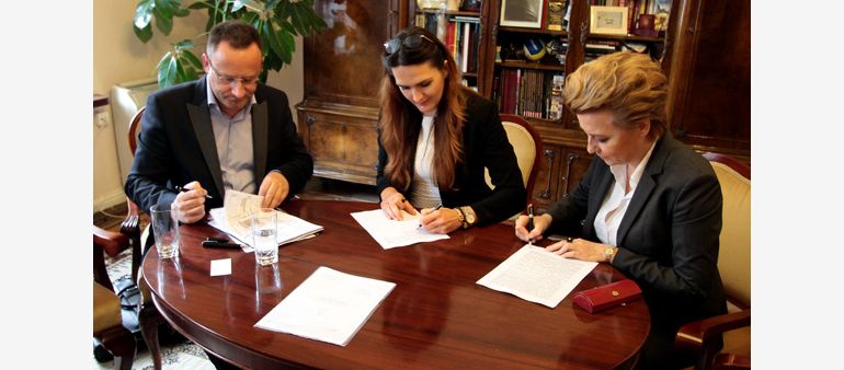 Podpisanie aktu notarialnego przez Katarzynę Zawodną, prezes zarządu Skanska Property Poland oraz Hannę Zdanowską, prezydent Łodzi