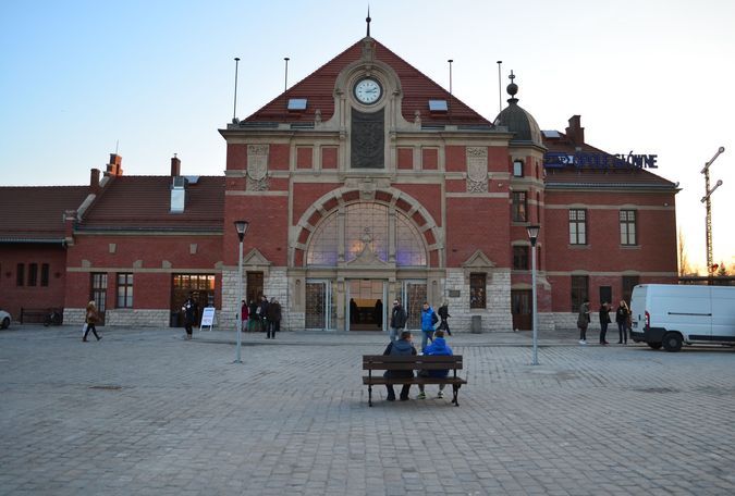  - Renowacji poddano m.in. wykonane z piaskowca detale architektoniczne na budynku wejściowym i głównym, historyczną stolarkę drzwiową, a także rozetowe okna budynku głównego
