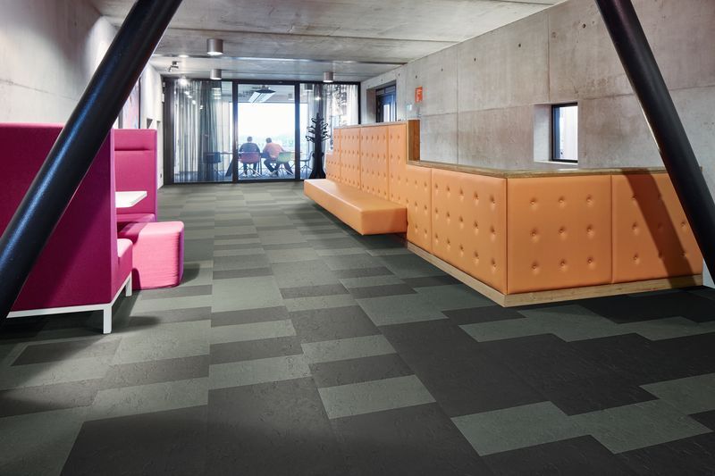  - Forbo Marmoleum (linoleum) w korytarzu