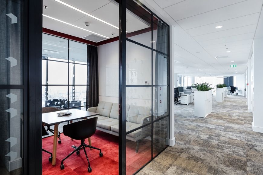  - Savills wewnętrzna salka i open space (źródło: Workplace)