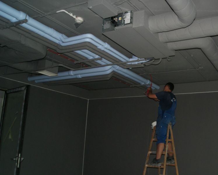  - Odryte instalacje na suficie w pomieszczeniach Grupy Onet