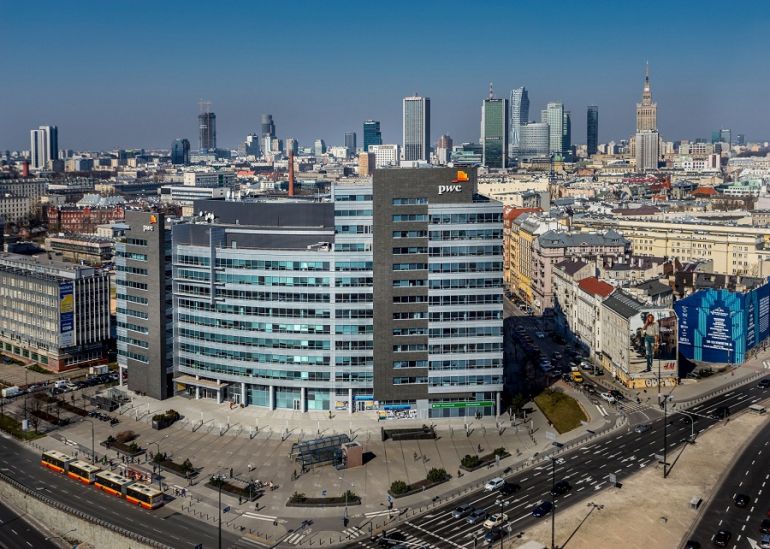 International Business Center na tle panoramy Warszawy (źródło: Deka Immobilien)
