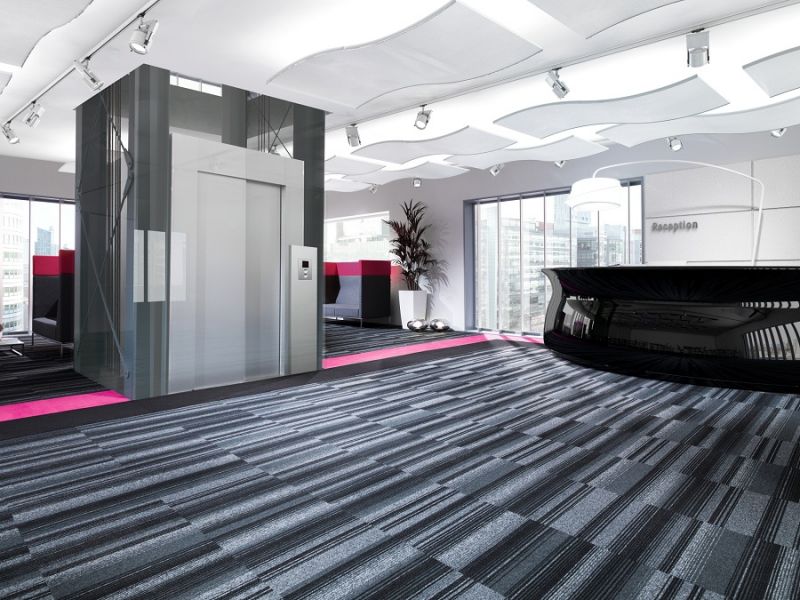  - Współczesne pomieszczenia biurowe są projektowane tak, by mogły z łatwością dostosowywać się do zmian w układzie biura (Płytki dywanowe Forbo Tessera)