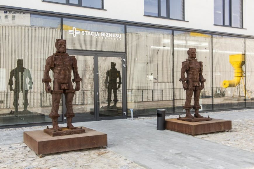  - Stacja Biznesu - sculptures of "Iron People" by Zbigniew Frączkiewicz in front of the building