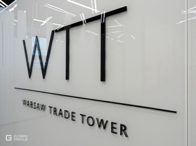 Główka Pracuje - Główka Pracuje - litery przestrzenne z plexi czarnej w recepcji Warsaw Trade Tower