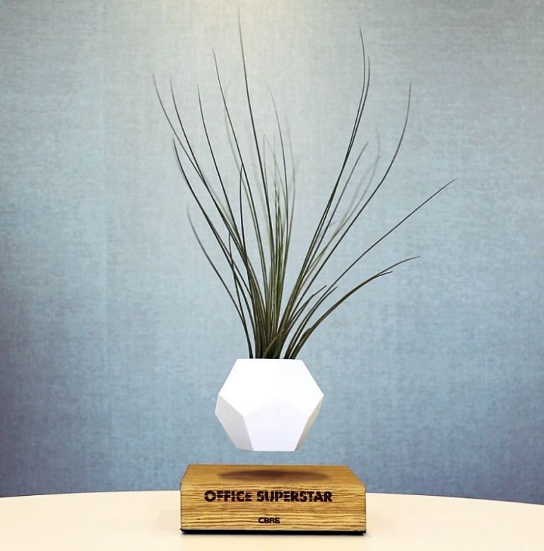 statuetka w postaci lewitującej doniczki