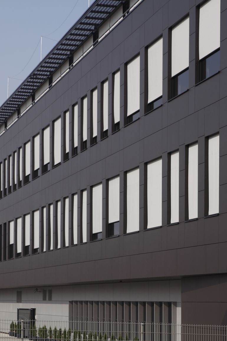 Selt external textile roller blinds in the Ericpol office building, photo: Selt