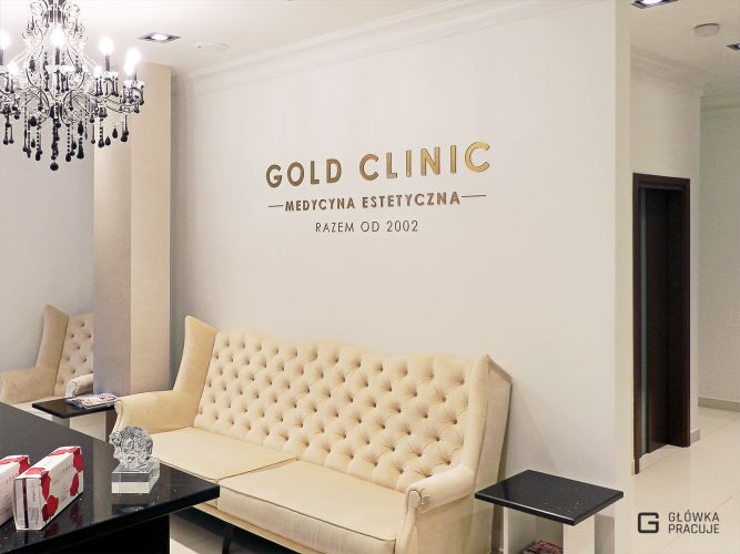 Główka Pracuje - Główka Pracuje - logotyp w recepcji Gold Clinic