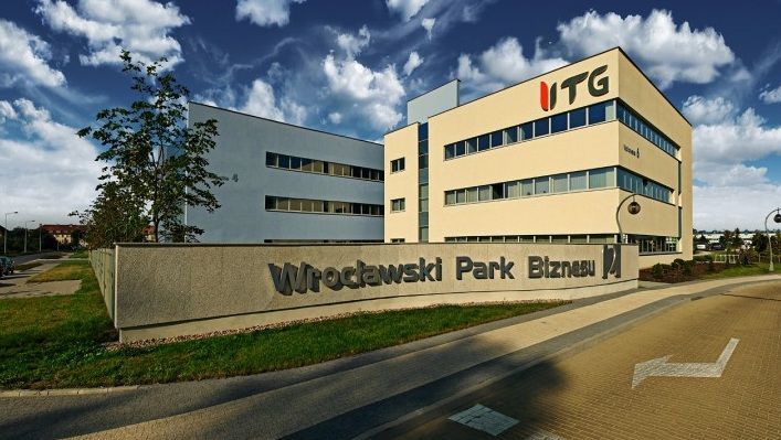  - Kompleks Wrocławski Park Biznesu 2 tworzony jest przez cztery zespoły zabudowy gniazdowej położone wśród naturalnej zieleni