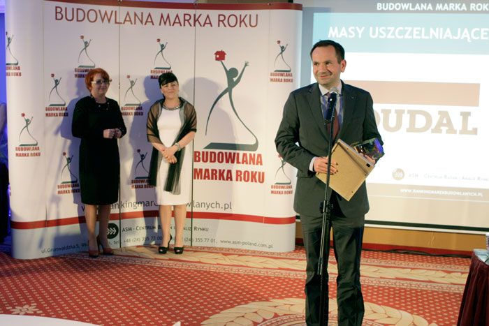  - Dr Elżbieta J. Syrda, Małgorzata Walczak-Gomuła oraz Andrzej Kaczor ze Złotym Championem Roku 2014 dla marki Soudal w kategorii masy uszczelniające - silikony