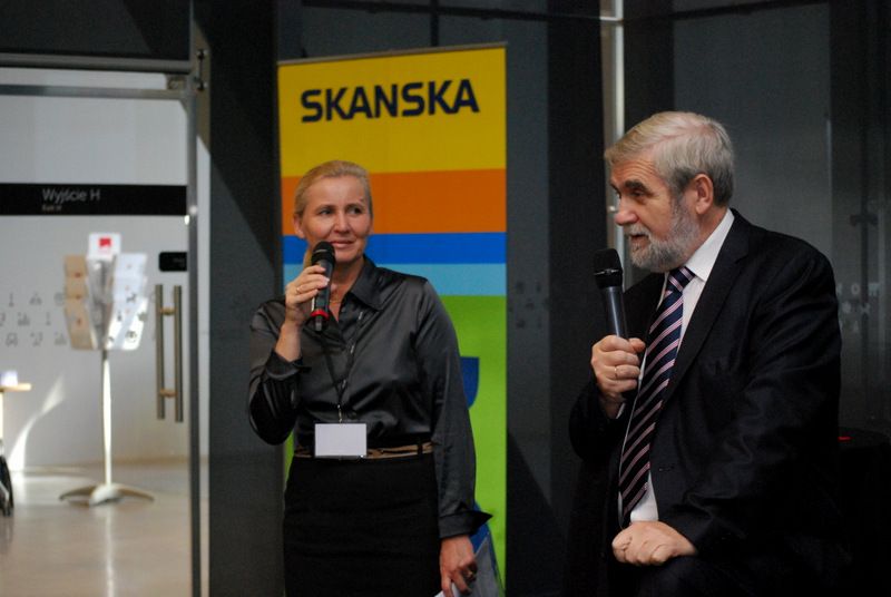  - Na zdjęciu: Prowadząca konferencję Elżbieta Wrzecionkowska z prof. Krzysztofem Żmijewskim