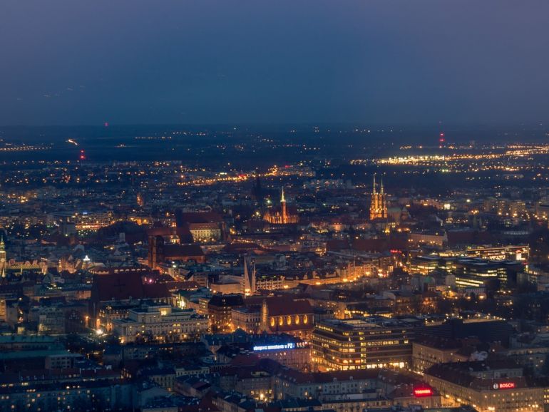 Łączne zasoby powierzchni biurowej we Wrocławiu sięgają 757 100 mkw. i nadal rosną (Wrocław - panorama nocą, fot. pixabay.com)