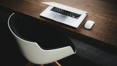 Jak dobrać optymalną wysokość biura i krzesła, aby można było komfortowo pracować?