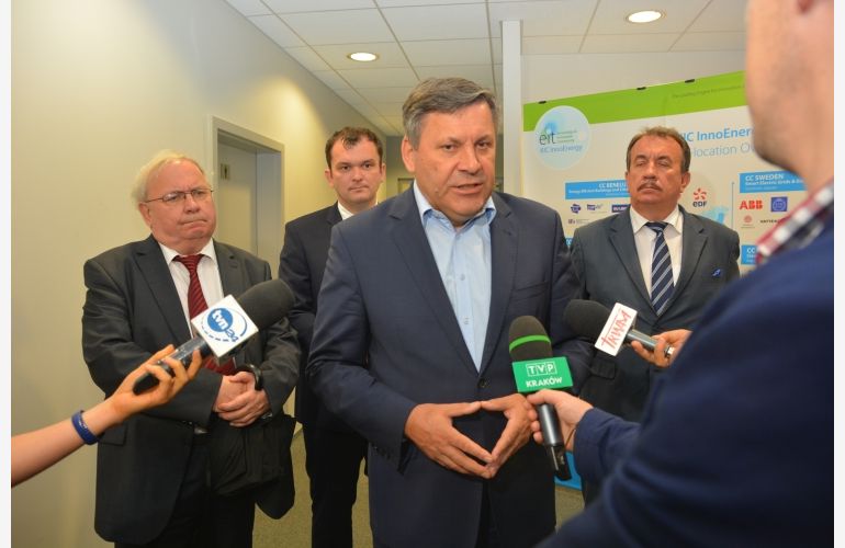 Deputy Minister Janusz Piechociński during press briefing in KIC InnoEnergy