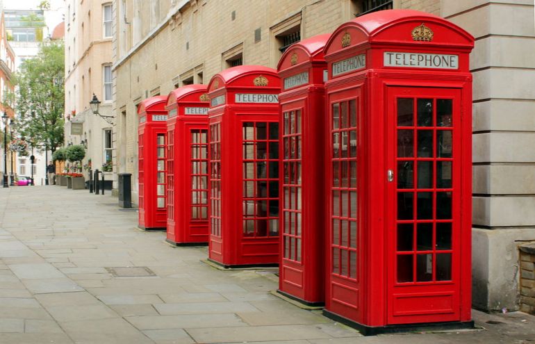 Red phone booths, pic M0tty (licence CC BY-SA 3.0)