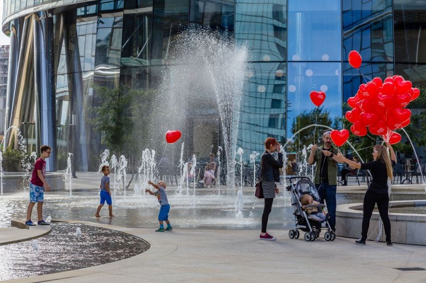  - Na Placu Europejskim można spotkać m.in. wypoczywających mieszkańców oraz dzieci pluskające się w fontannach
