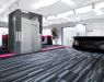 Współczesne pomieszczenia biurowe są projektowane tak, by mogły z łatwością dostosowywać się do zmian w układzie biura (Płytki dywanowe Forbo Tessera)