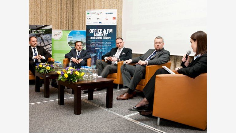 Na zdjęciu (od lewej): Waldemar Lesiak (Echo Investment), Krystian Bestry (ABSL, Infosys BPO Europe), Paweł Kłosiński (SwedeCenter), Arkadiusz Rudzki (Skanska Property Poland) i Anna Kot (Jones Lang LaSalle)