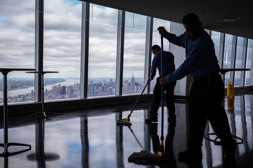  - Pracownicy myjący podłogę w One World Observatory tuż przed przybyciem dziennikarzy, fot. Michael Appleton, The New York Times